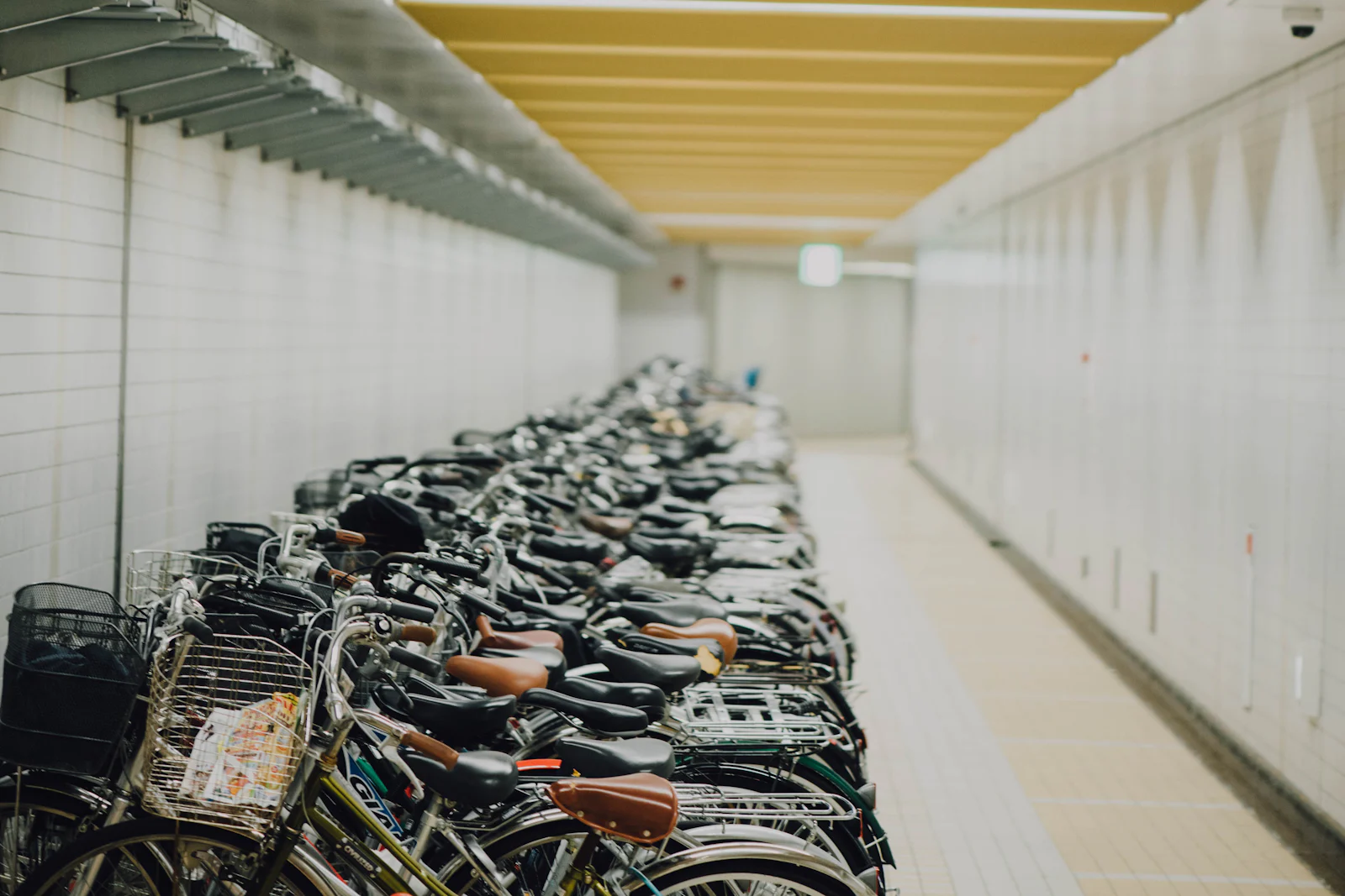Stock de vélos de ville alignés en rangée dans un local de stationnement intérieur